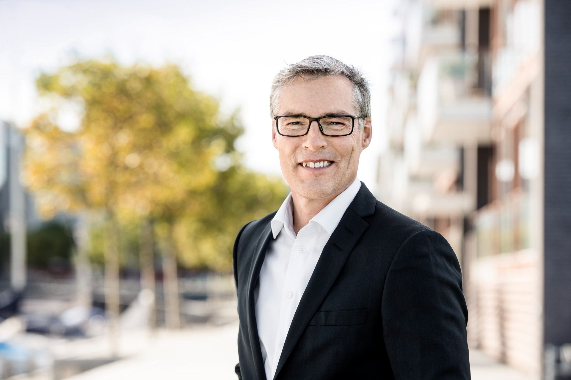 Jon Johnsen PKA ved bygning